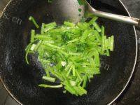 绝味的芹菜炒鸡蛋做法图解4)