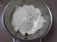 自制广式蛋黄莲蓉月饼做法图解2)
