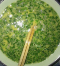 色香味浓的鸡蛋饼做法图解2)