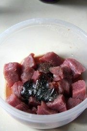 美味的黑椒西芹牛肉粒做法图解2)