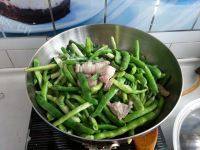 美味的五花肉炖豆角做法图解5)