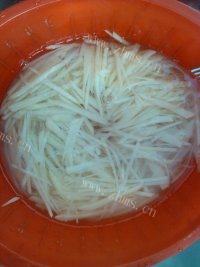 常吃不腻的凉拌土豆丝做法图解2)