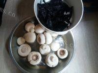 「经典菜」蘑菇紫菜大骨汤的做法图解一