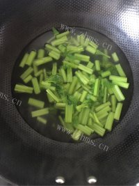 简单的芹菜炒肉丝做法图解3)