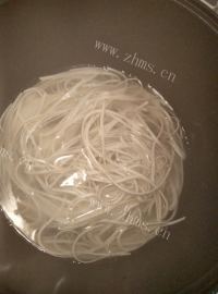 醇香的香菇腊肠焖面做法图解2)