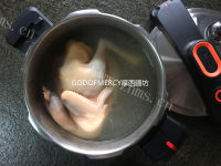 健康的天麻核桃枸杞鸡汤做法图解6)