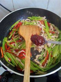 爱上芹菜炒肉丝做法图解13)