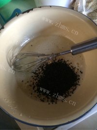 色味俱佳的芝麻薄脆饼做法图解2)