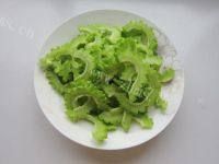 常吃不腻的苦瓜炒肉做法图解2)