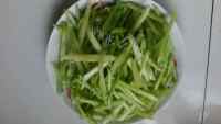 家常菜芹菜炒肉做法图解1)