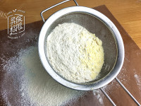 松软的墨鱼汁面包做法图解1)