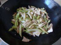 香香的西芹炒肉做法图解8)