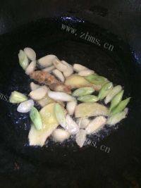 家常菜鸡架炖土豆做法图解3)