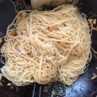 色泽鲜亮的葱油面做法图解8)