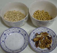 好吃的燕麦核桃黄豆浆做法图解1)