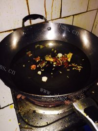 家常菜尖椒肥肠做法图解4)