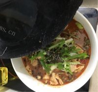 香辣滑嫩家庭版水煮肉片做法图解11)