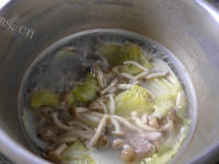 美味的蟹味菇白菜龙骨汤做法图解8)