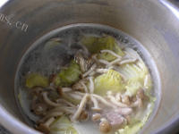 美味的蟹味菇白菜龙骨汤的做法图解八