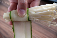简单的青瓜金针菇卷做法图解4)