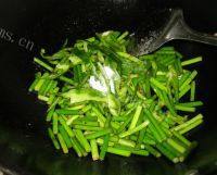 味道不错的蒜薹炒肉丝做法图解8)