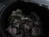 简单的东北酸菜炖排骨做法图解4)