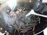 家常菜腊肉炒山蕨做法图解4)