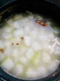 美味的虾皮冬瓜汤做法图解3)