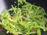 家常菜炒四季豆做法图解6)