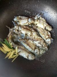 美味的萝卜丝鲫鱼汤做法图解5)