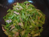 十分诱人的芹菜炒肉做法图解6)