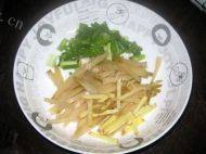 食欲满满的冲菜蒸牛肉做法图解3)