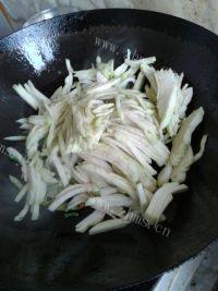 十分喜欢的炒茄子做法图解8)