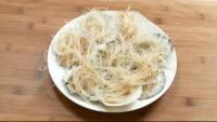 色泽鲜亮的蒜蓉粉丝蒸扇贝做法图解4)