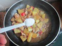 五花肉烧土豆做法图解10)