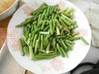 可口的蒜苔回锅肉做法图解2)