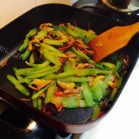 家常菜肉片炒芹菜做法图解9)