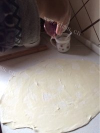 咸甜适中的葱油饼做法图解3)