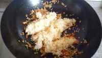美味的辣白菜蛋炒饭做法图解7)
