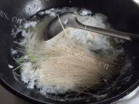 美味的鸡蛋挂面汤做法图解4)