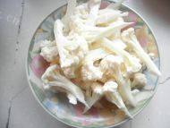 味道十足的菜花炒肉做法图解2)