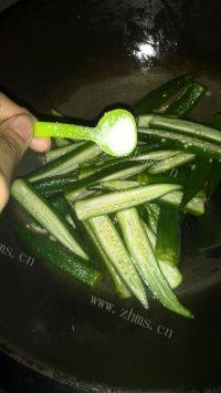 美味的蒜蓉秋葵做法图解7)