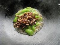 味道鲜美的肉片炒丝瓜做法图解10)