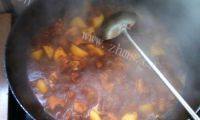 家常菜土豆炖鸡肉做法图解2)