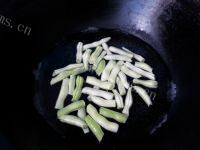 老爸做的茄子炒豆角做法图解4)