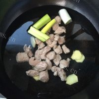 热腾腾的羊肉白萝卜汤做法图解9)