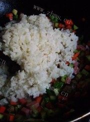 香甜可口的五彩炒饭做法图解10)