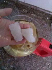 润肺的冰糖炖雪梨做法图解2)