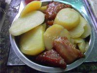 家常菜土豆扣肉做法图解6)