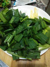 家常菜蒜苗炒肉做法图解1)